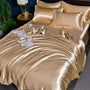 Luxuriöse goldene Satin-Bettwäsche-Set mit Kissen, glänzend, elegant, Schlafzimmer-Dekor.