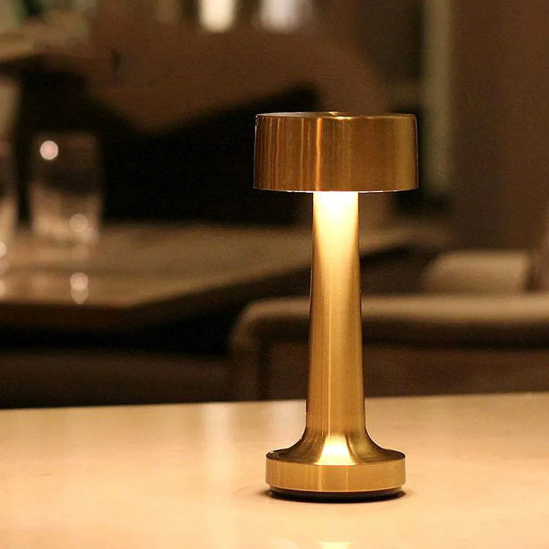 Goldene LED-Tischlampe, modern, Metall, dimmbar, für Wohnzimmer oder Büro, stilvolles Design.