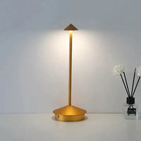 Goldene LED-Tischlampe, modernes Design, energiesparend, ideal für Wohnzimmer oder Büro.