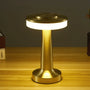Goldene LED-Tischlampe, modern, dimmbar, energiesparend, für Wohnzimmer oder Büro.