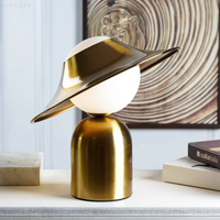 Goldene Tischlampe mit modernem Design, runder Schirm, ideal für Wohnzimmer oder Büro.