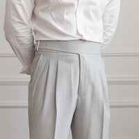Elegante graue Anzughose für Herren, hohe Taille, aus Baumwolle, klassischer Stil.