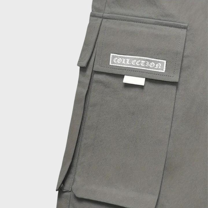 Graue Cargohose mit Taschen, Baumwolle, Herrenmode, urbaner Stil, funktional, robust.