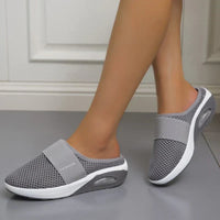 Graue Damen-Sneaker-Slipper mit Mesh-Obermaterial, rutschfeste Sohle, bequem, modisch.