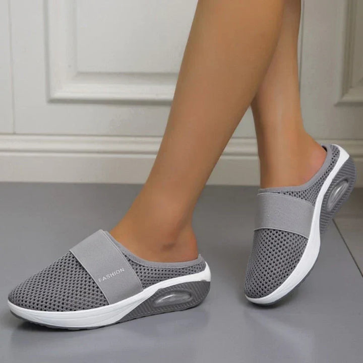 Graue Damen-Sneaker-Slipper mit Mesh-Obermaterial, rutschfeste Sohle, bequem, modisch.