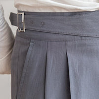 Grauer Faltenrock mit Gürtel, Damenmode, elegantes Design, Baumwolle, Büro-Outfit.