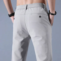 Graue Herren-Chinohose, elastischer Bund, Taschen, Freizeitmode, Rückansicht.