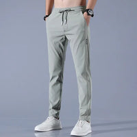 Herren Jogginghose, hellgrau, elastisch, mit Kordelzug, sportlich, bequem, modern.