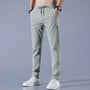 Herren Jogginghose, hellgrau, elastisch, mit Kordelzug, sportlich, bequem, modern.