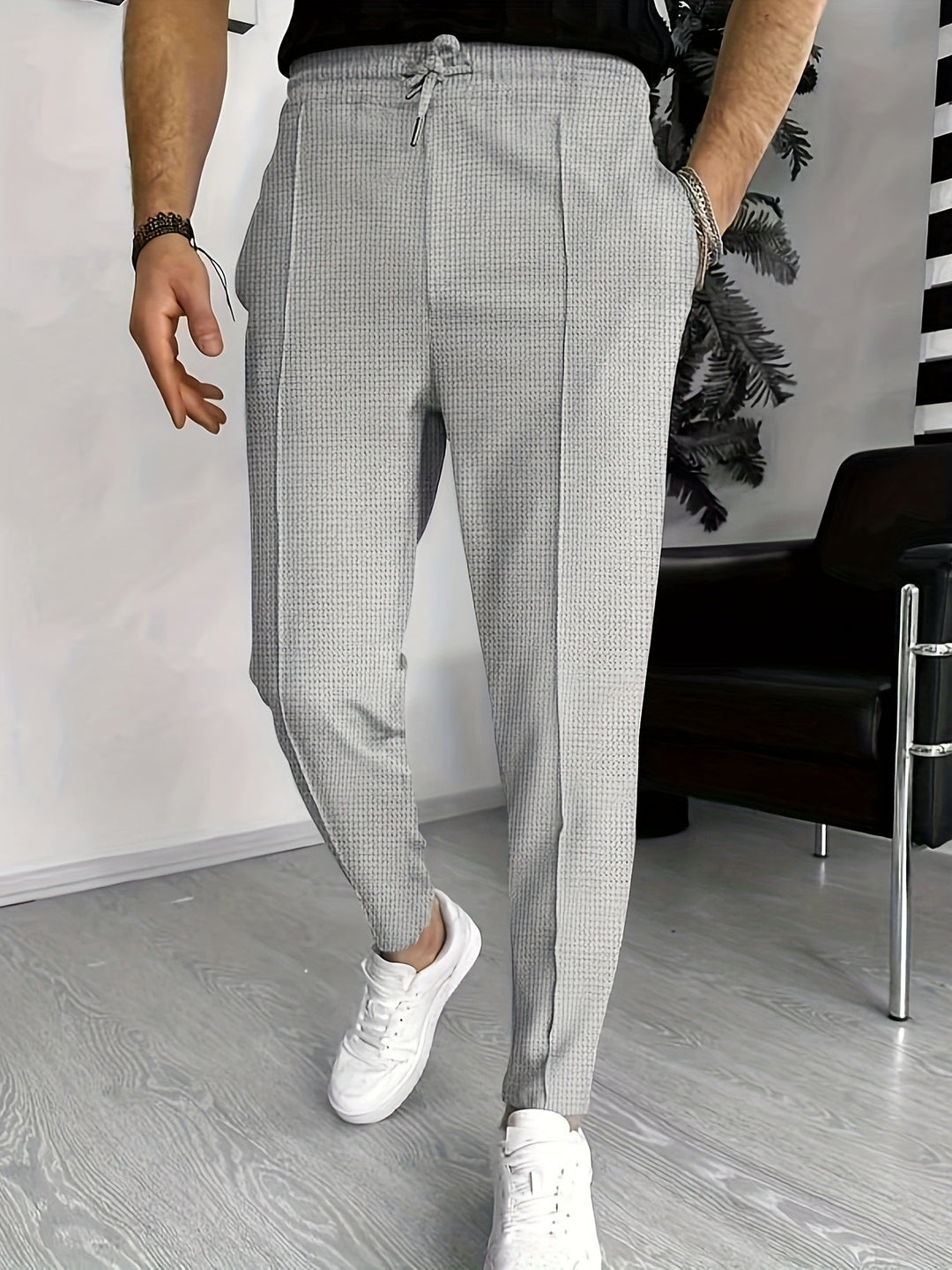 Graue Herren-Chinohose, kariert, modern, lässig, mit Kordelzug, stilvoll, bequem.