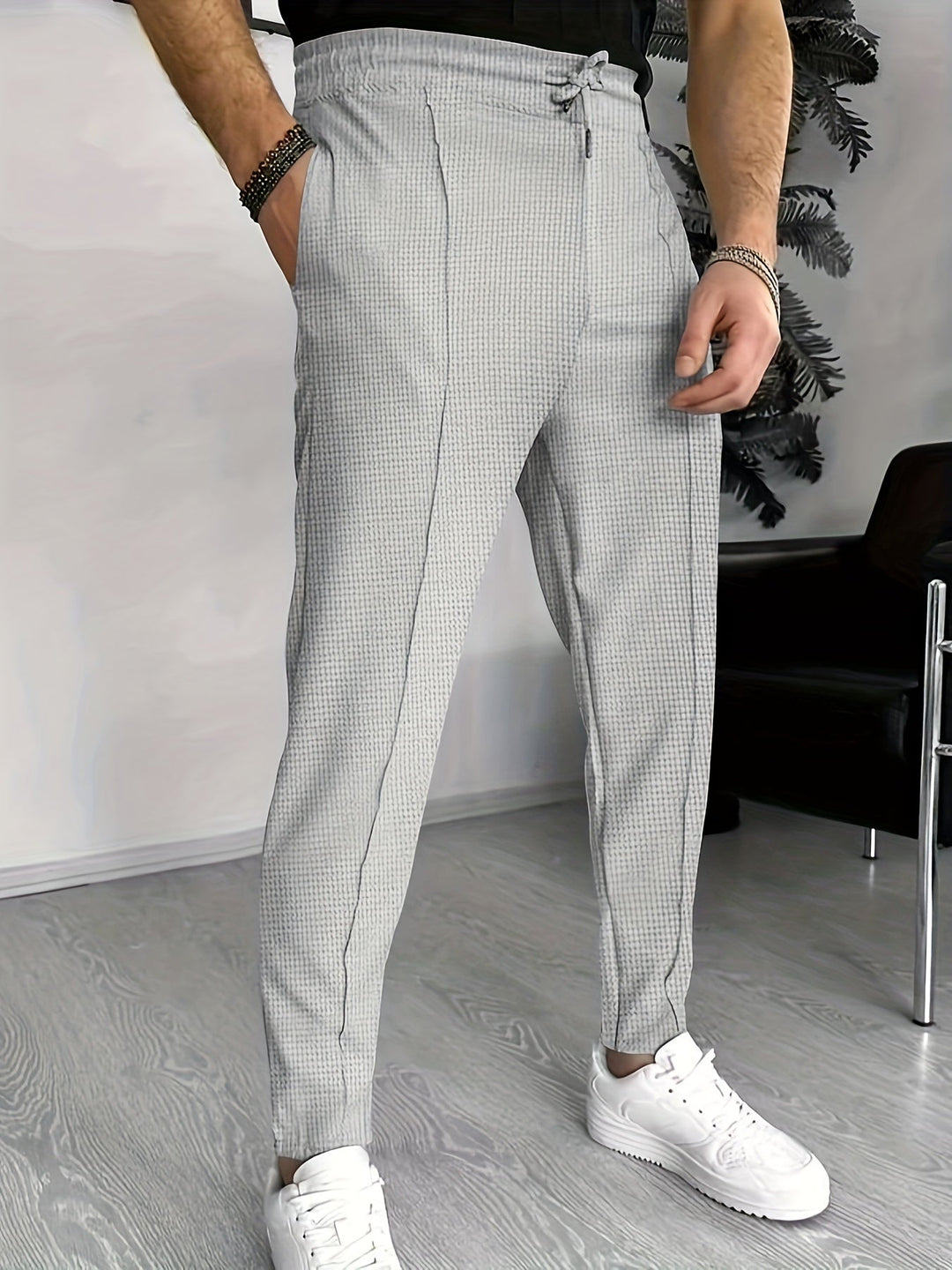 Graue karierte Herren-Chinohose, elastischer Bund, modern, stilvoll, Freizeitmode.
