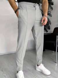 Graue karierte Herren-Chinohose, elastischer Bund, modern, stilvoll, Freizeitmode.