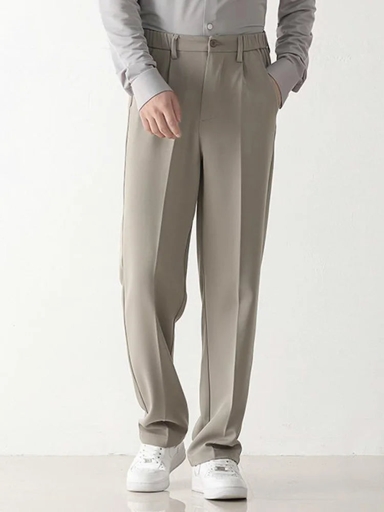 Grau gestreifte Herren-Polyesterhose, locker, gerade geschnitten, modisch, lässig.