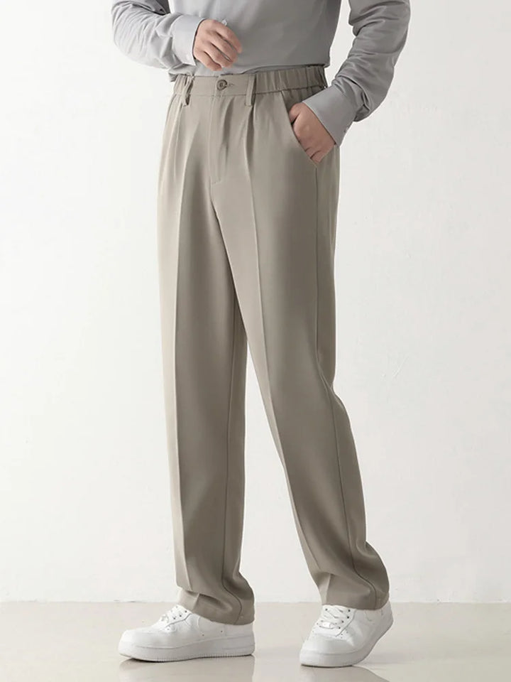 Grau-beige Herrenhose, locker geschnitten, Polyester, elastischer Bund, modisch, casual.