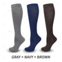 Drei Paar Kniestrümpfe in Grau, Marineblau und Braun, ideal für Outdoor-Aktivitäten.