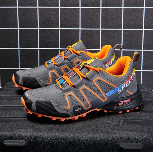 Graue und orangefarbene Sportschuhe, atmungsaktiv, rutschfest, für Outdoor-Aktivitäten.