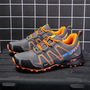 Graue und orangefarbene Sportschuhe, atmungsaktiv, rutschfest, für Outdoor-Aktivitäten.