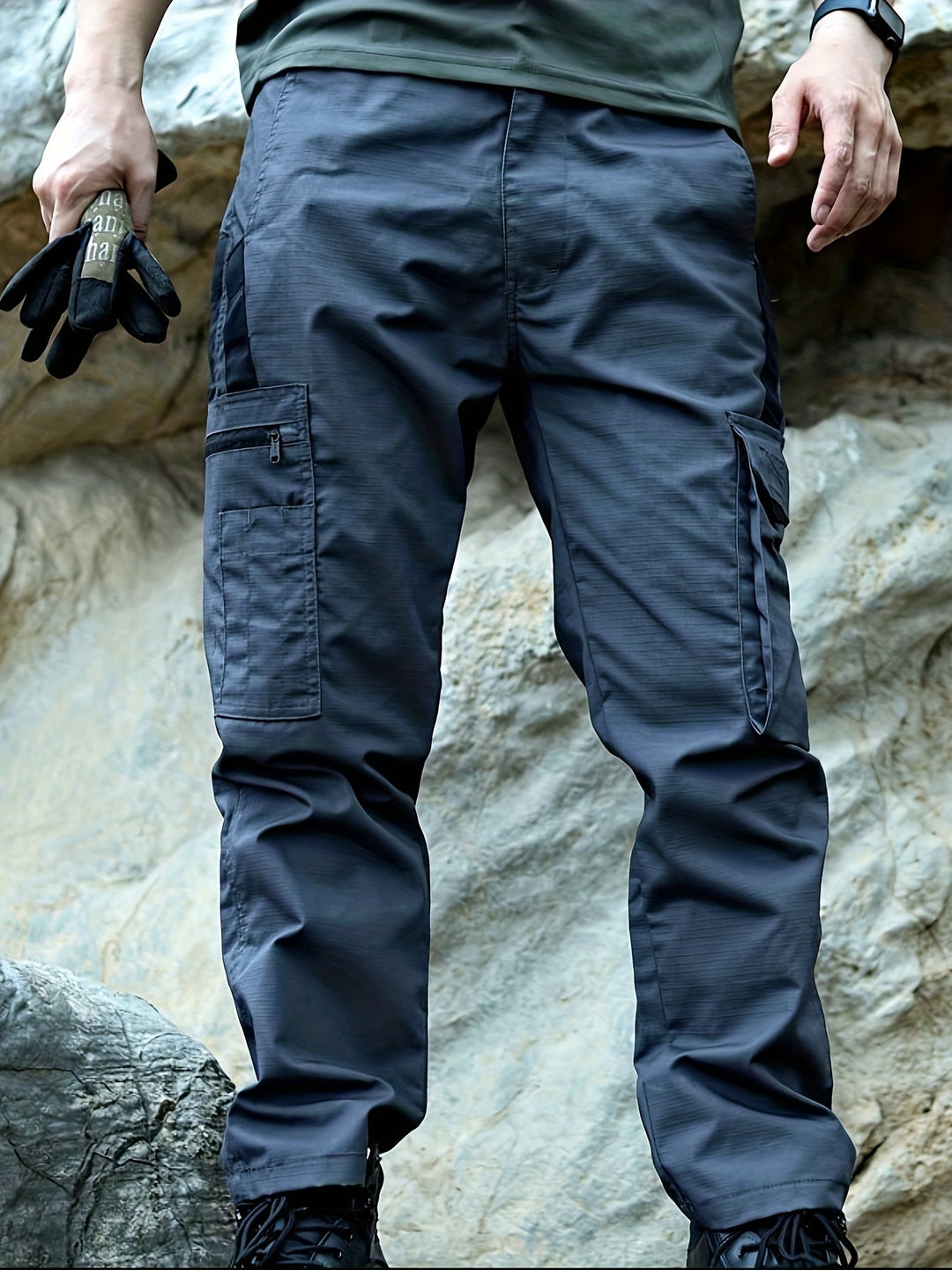 Graue taktische Cargohose für Herren, robustes Material, ideal für Outdoor-Aktivitäten.