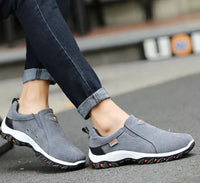 Graue Herren-Sneaker aus Wildleder, rutschfeste Sohle, lässig, bequem, für Outdoor-Aktivitäten.
