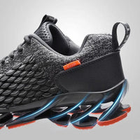 Grauer Sportschuh mit innovativer Sohlentechnologie, atmungsaktivem Mesh und rotem Akzent.