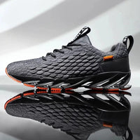 Grauer Sportschuh mit orangen Akzenten, atmungsaktives Mesh, reflektierende Sohle.