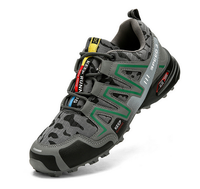 Grauer Trailrunning-Schuh, atmungsaktiv, mit grünem Akzent, rutschfeste Sohle, Herren-Sportschuh.