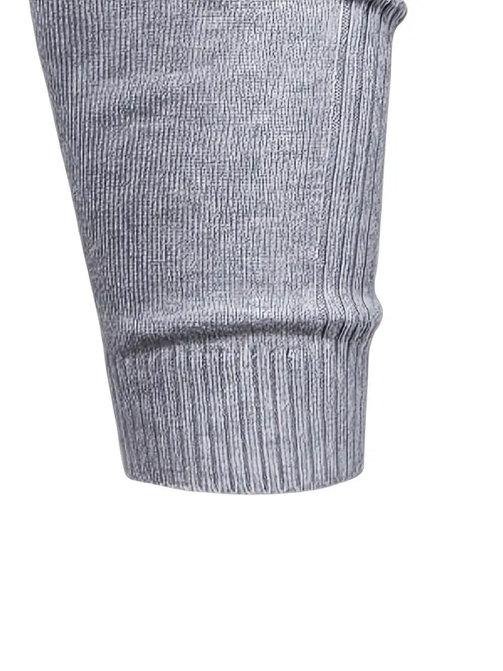 Grauer Strickpullover-Ärmel, weiches Material, modisch, bequem, für Herbst und Winter.