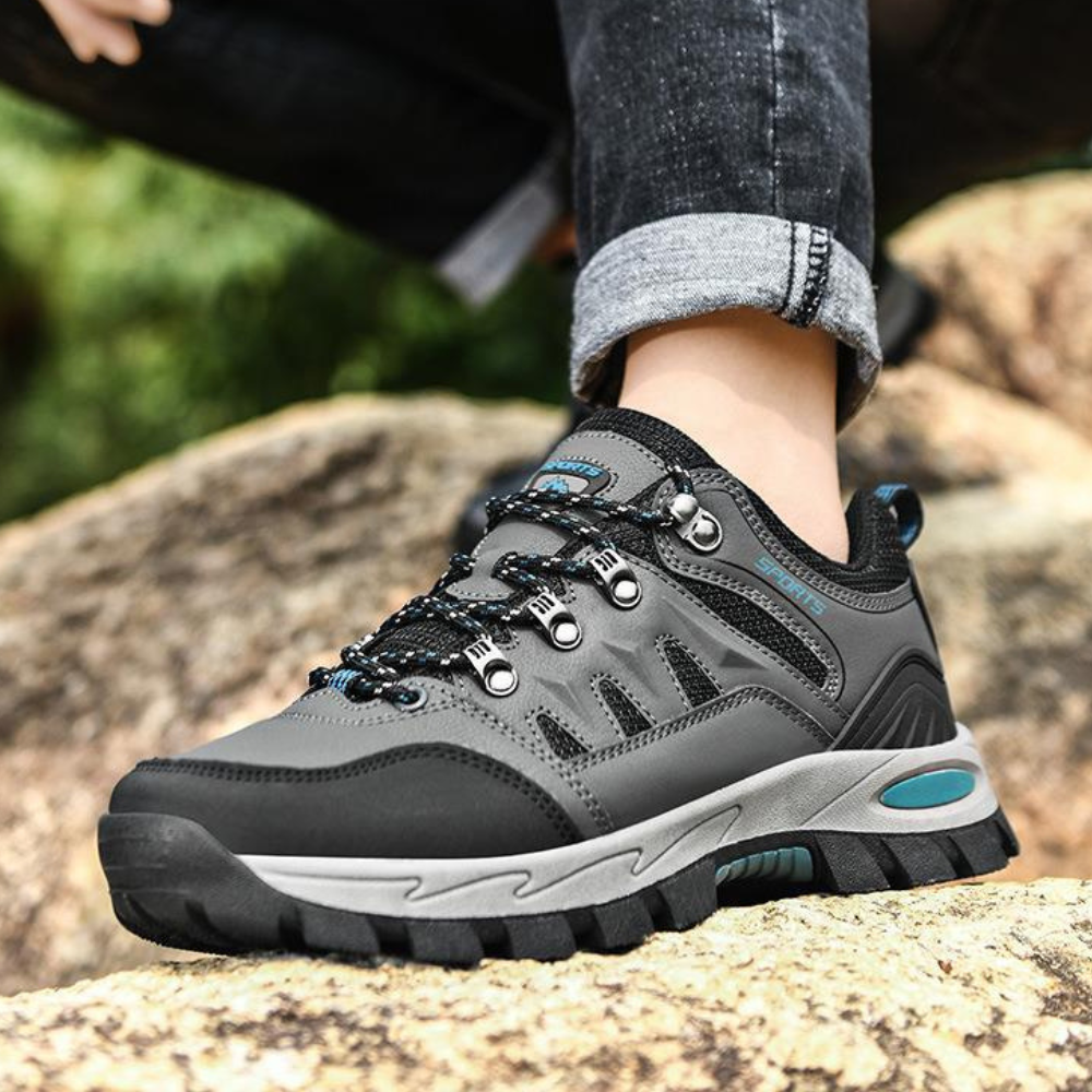 Graue Wanderschuhe, rutschfest, atmungsaktiv, ideal für Outdoor-Aktivitäten.