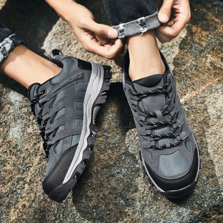 Graue Wanderschuhe, rutschfeste Sohle, Outdoor, atmungsaktiv, robustes Design.