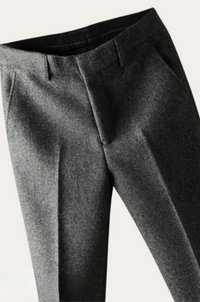 Graue Wollhose für Herren, elegante Anzughose, klassische Businessmode, hochwertige Stoffqualität.
