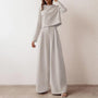 Frau in grauem Anzug, weites Design, eleganter Look, modische Damenbekleidung.