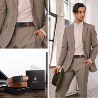 Mann im grauen Anzug mit braunem Ledergürtel, DOOPAI Box, elegantes Herrenmode-Accessoire.