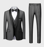 Grauer Herrenanzug mit Weste und Fliege, elegantes Design, ideal für formelle Anlässe.