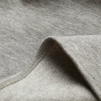 Grauer Baumwollstoff, Nahaufnahme, weiche Textur, ideal für Bekleidung und Heimtextilien.