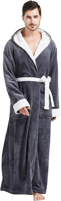 Mann im grauen Fleece-Bademantel mit Kapuze und Gürtel, gemütlich, warm, für Herren.