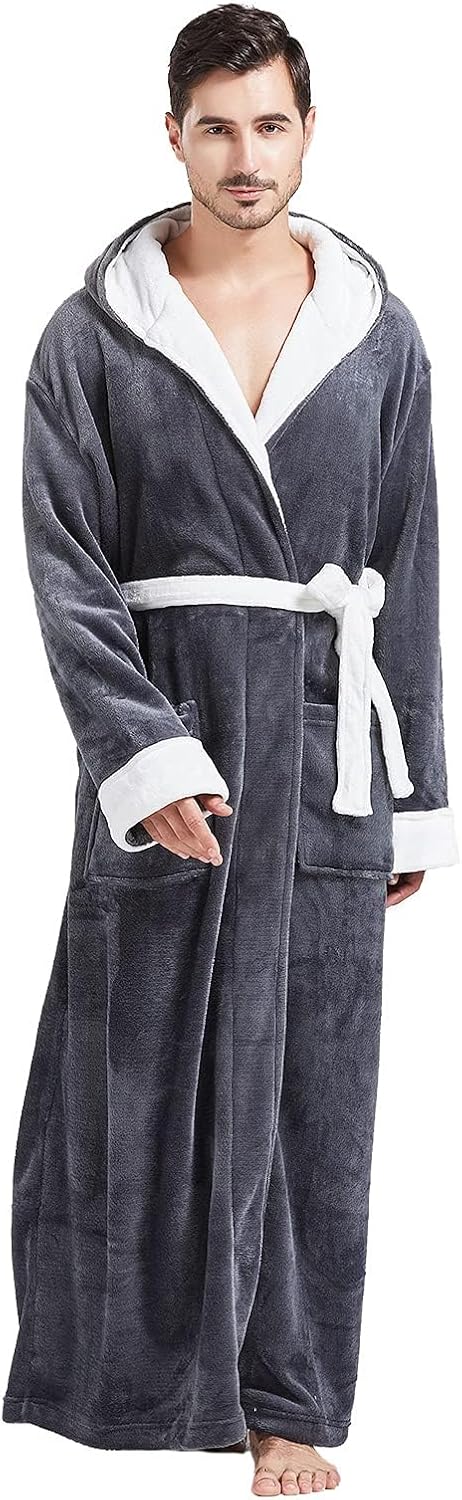 Mann im grauen Fleece-Bademantel mit Kapuze und Gürtel, gemütliche Herren-Nachtwäsche.