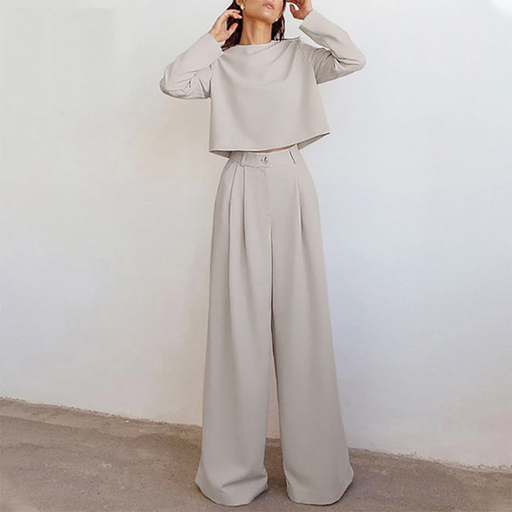 Damenanzug in Grau, zweiteilig, weite Hose, elegantes Design, minimalistischer Stil.