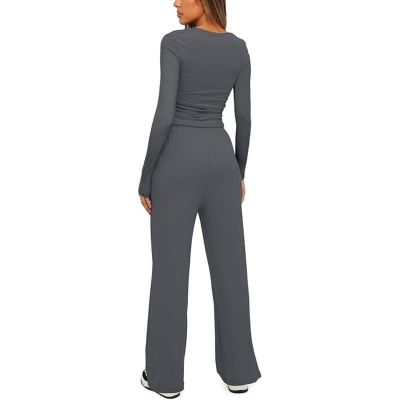 Frau in grauem, langärmligem Jumpsuit, Rückansicht, modisch, bequem, Freizeitkleidung.