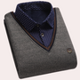 Grauer Herrenpullover mit blauem, gepunktetem Hemdkragen, elegantes Design, Baumwolle.