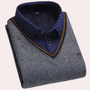 Grauer Herrenpullover mit blauem Punktkragen, V-Ausschnitt, Baumwolle, elegant, modisch.
