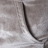 Grauer Samtstoff mit Nahtdetail, luxuriöses Material, ideal für Polster oder Bekleidung.
