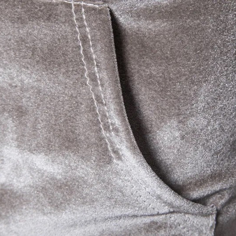 Grauer Samtstoff mit Nahtdetail, luxuriöses Material, ideal für Polster oder Bekleidung.