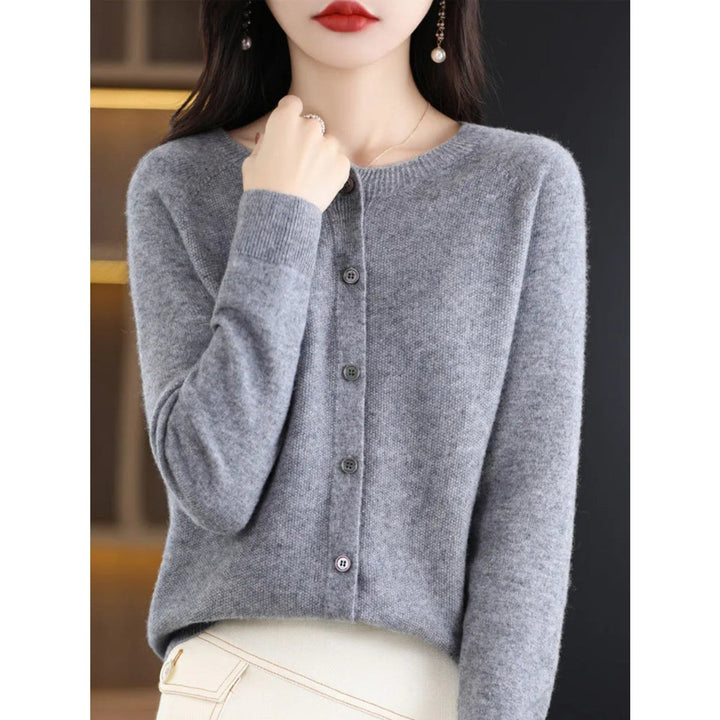 Grauer Damen-Cardigan aus Wolle mit Knopfleiste, elegantes Design, Herbstmode.