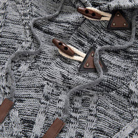 Grauer Strickpullover mit Knebelknöpfen, Kapuze, Zopfmuster, Herrenmode, Winterkleidung.