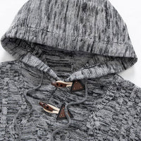 Grauer Strickpullover mit Kapuze und Holzknöpfen, Herrenmode, Winterkleidung, gemütlich.