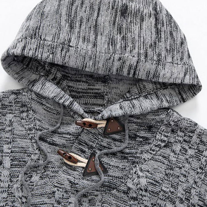 Grauer Strickpullover mit Kapuze und Holzknöpfen, Herrenmode, Winterkleidung, gemütlich.