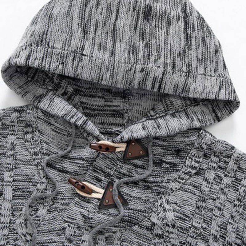 Grauer Strickpullover mit Kapuze und Holzknöpfen, Herrenmode, Winterkleidung, gemütlich.