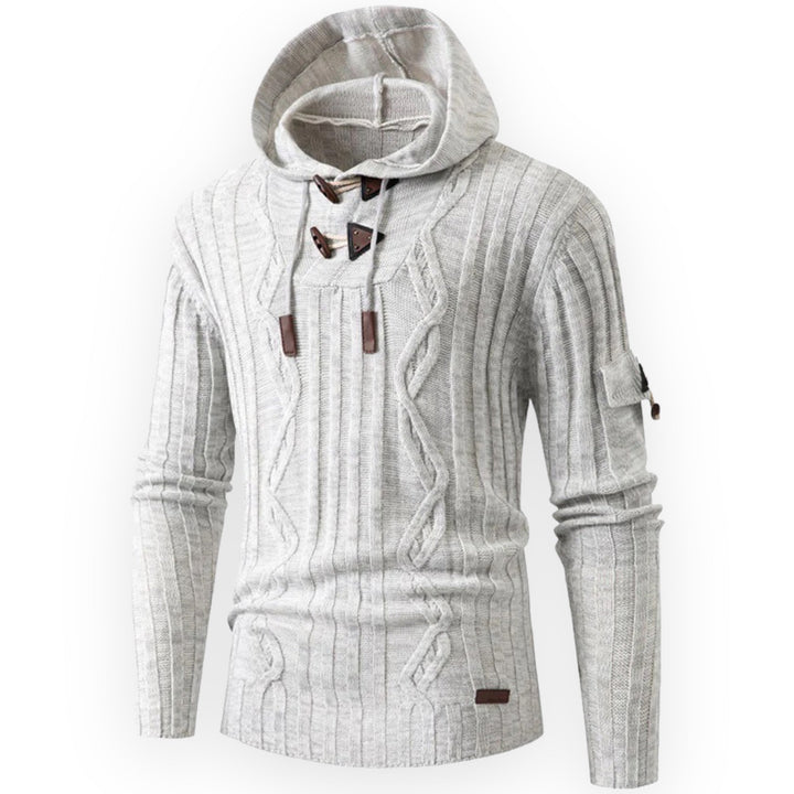 Grauer Strickpullover mit Kapuze, Zopfmuster, Knöpfen, Herrenmode, Winterkleidung.