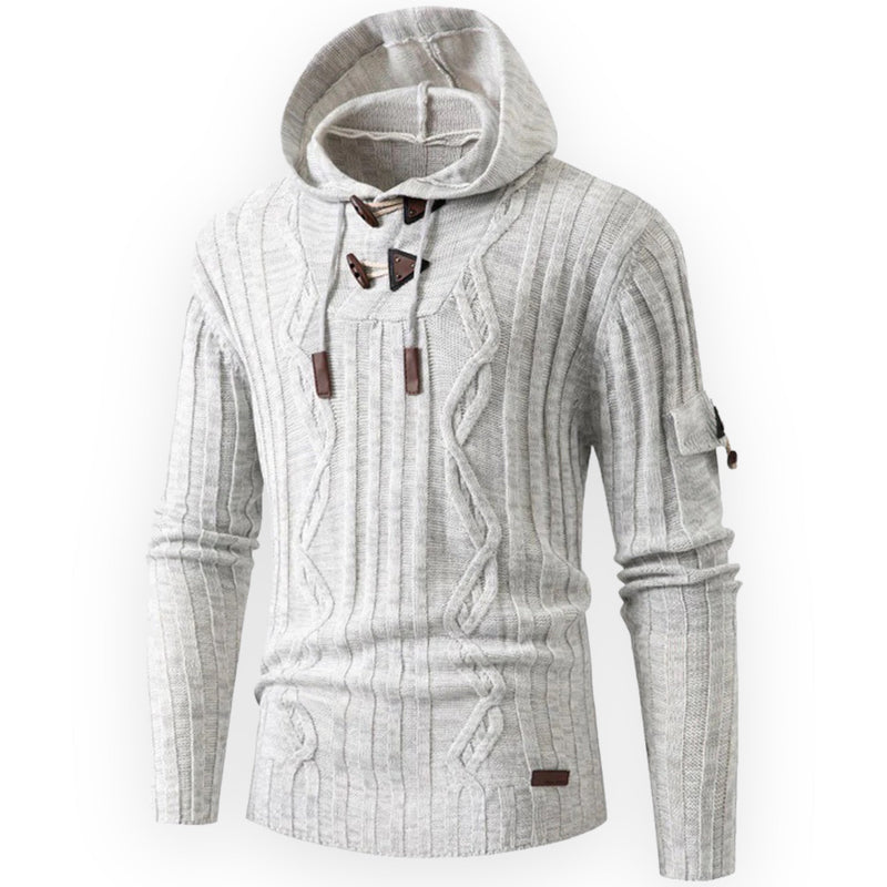 Grauer Strickpullover mit Kapuze, Zopfmuster, Knöpfen, Herrenmode, Winterkleidung.