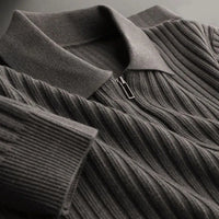 Grauer Strickpullover mit Reißverschluss, geripptes Design, Herrenmode, Winterbekleidung.